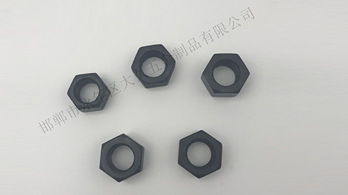 在大久五金看來，六角螺母是將機械設(shè)備緊密連接起來的重要零件